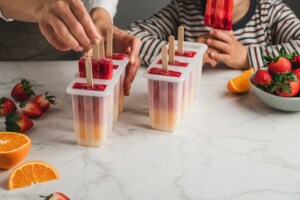 kids making popsicles